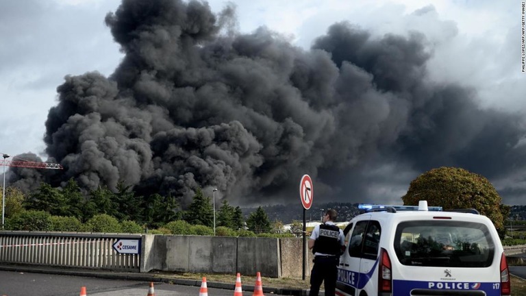 フランス北部で大規模な火災が発生し、刺激臭を伴う黒煙が立ち上った/PHILIPPE LOPEZ/AFP/AFP/Getty Images