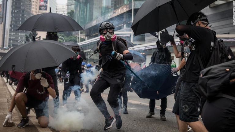 警察に催涙弾を投げ返すデモ隊＝２９日/Chris McGrath/Getty Images