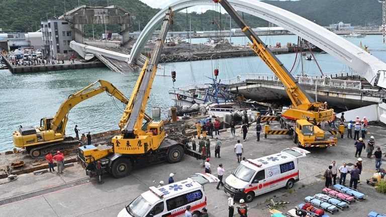 台湾で港にかかる橋が崩れタンクローリーが転落。海上の漁船に衝突した/SAM YEH/AFP/AFP/Getty Images