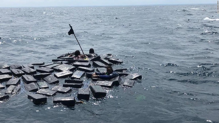 コロンビアの沖合でコカインが入った大量の梱包物と一緒に海上に漂流してた密輸の容疑者３人が救助された/Colombian Navy