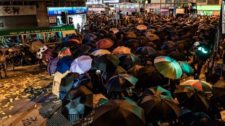 警官と対峙するデモ参加者＝９月６日/Anthony Kwan/Getty Images