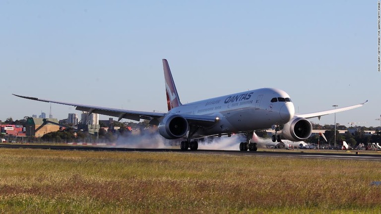 シドニー国際空港に到着した「ドリームライナー」＝２０日/David Gray /Getty Images for Qantas/GETTY IMAGES