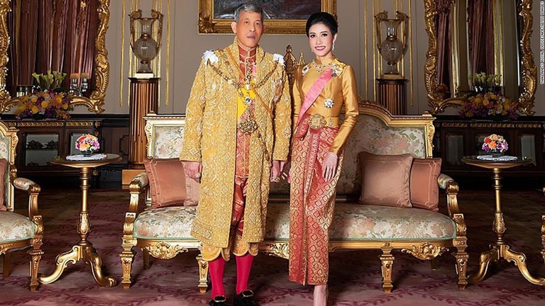 タイ国王が、王妃とは別の配偶者から称号や地位を剥奪した/Thailand's Royal Office/AFP/Getty Images