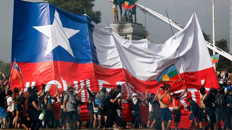 チリの首都サンティアゴなどでデモ隊と警官隊の衝突が連日続く/Marcelo Hernandez/Getty Images South America/Getty Images