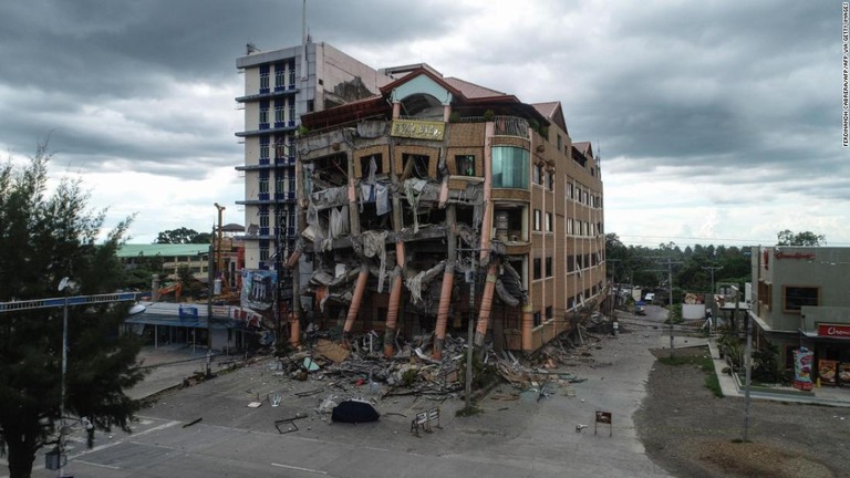 Ｍ６．５の地震で激しく損壊したキダパワン市のホテル/FERDINANDH CABRERA/AFP/AFP via Getty Images