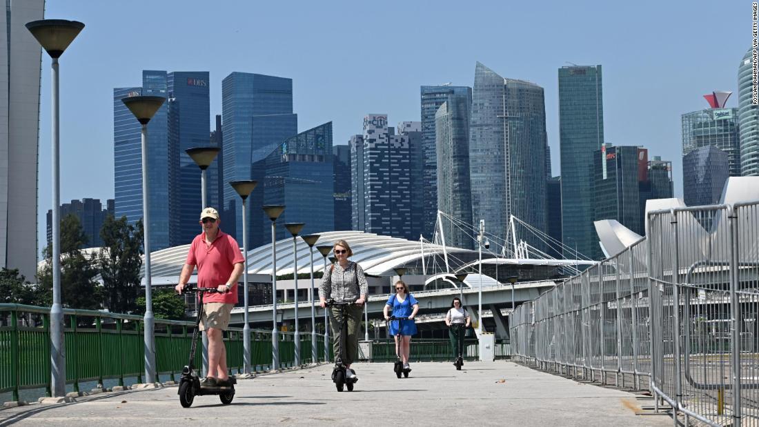 Cnn Co Jp 電動キックスケーター シンガポールも歩道走行を禁止