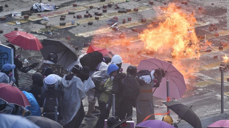 香港理工大周辺で学生と警官隊が激しく衝突している。/ANTHONY WALLACE/AFP/Getty Images