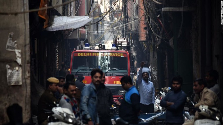 現場近くに到着した消防車＝８日、ニューデリー/STR/AFP/AFP via Getty Images