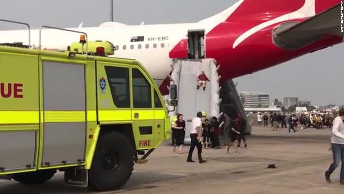 豪カンタス機、離陸直後に引き返す 客室に煙が充満 - CNN.co.jp