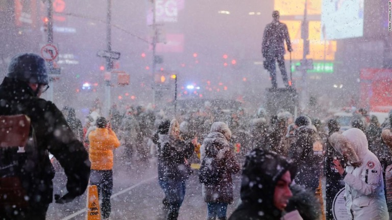 米ニューヨーク中心部のタイムズスクエアでも降雪がみられた/Frank Franklin II/AP