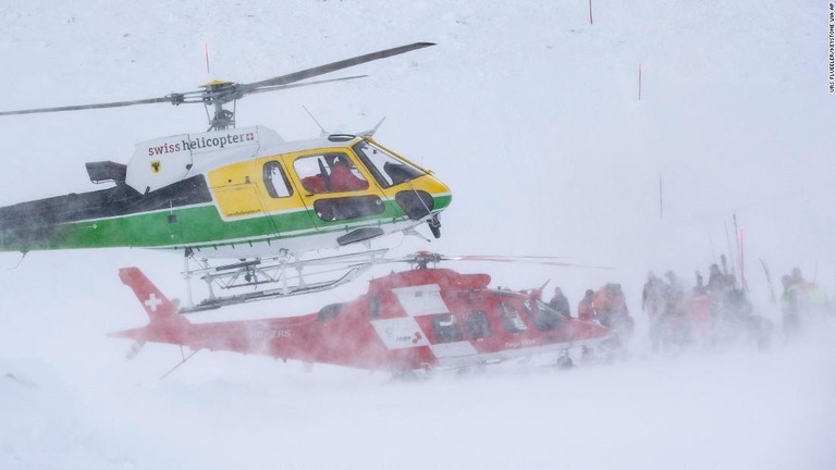 スイス・アルプス山脈のスキー場で２６日雪崩が起き、少なくとも２人が負傷した/Urs Flueeler/Keystone via AP