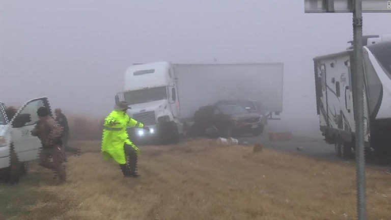 事故の現場検証中に大型トレーラーが突っ込み、２人が負傷した/kcbd