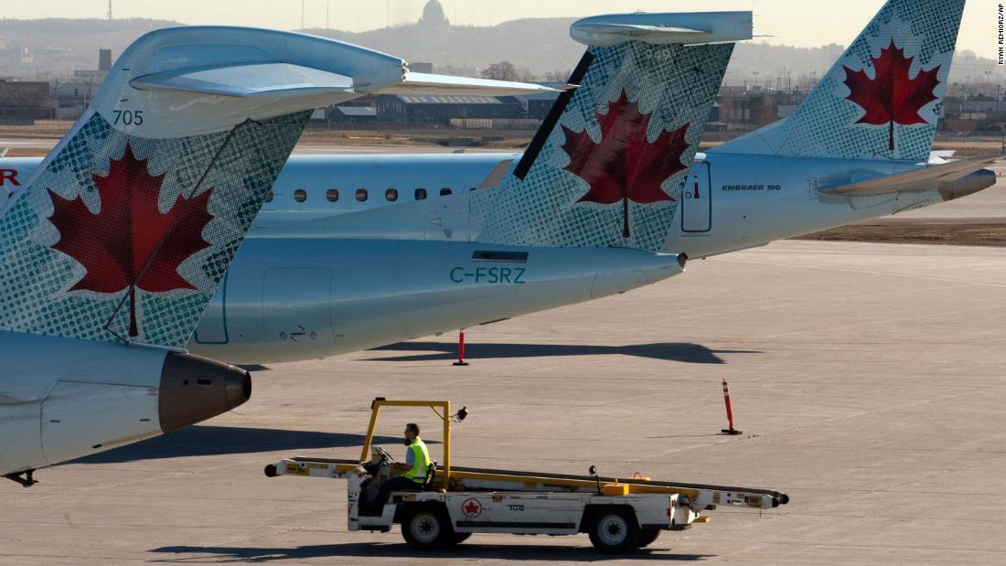 カナダ旅客機、離陸直後に車輪脱落で引き返す 乗客が瞬間の映像を 
