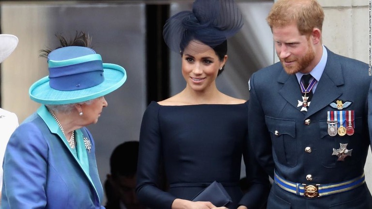 左からエリザベス女王、メーガン妃、ヘンリー王子＝英ロンドン、２０１８年７月１０日/Chris Jackson/Getty Images