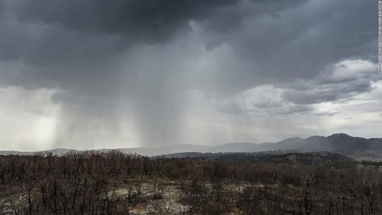 森林火災が続くオーストラリアで、一部地域に激しい雷雨が発生/Brook Mitchell/Getty Images