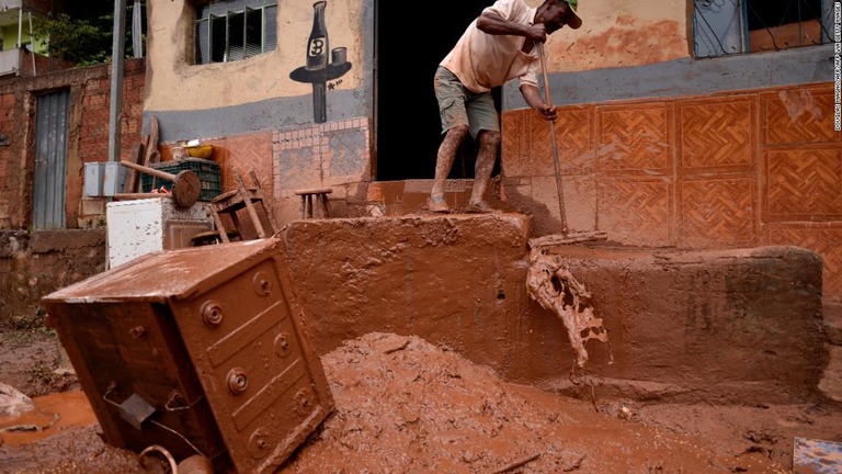 川の氾濫で押し寄せた泥を男性が除去する様子/DOUGLAS MAGNO/AFP/AFP via Getty Images