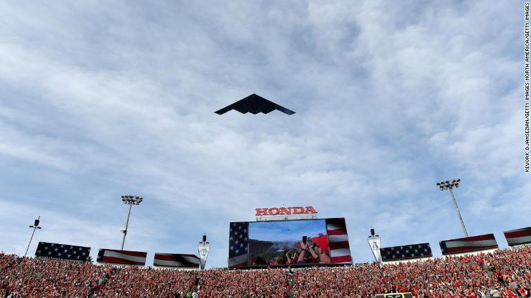 大学対抗ラグビーの試合会場上空を飛ぶ様子＝２０１８年/Kevork Djansezian/Getty Images North America/Getty Images