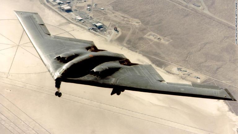 Ｂ２は最も高価な軍用機であり、１機当たりの値段は２０億ドルに達する/USAF/Hulton Archive/Getty Images