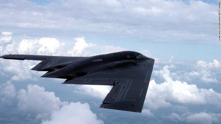 Ｂ２は１９９９年３月２４日に実戦デビューを飾り、旧ユーゴスラビア内の目標を爆撃した/USAF/Hulton Archive/Getty Images