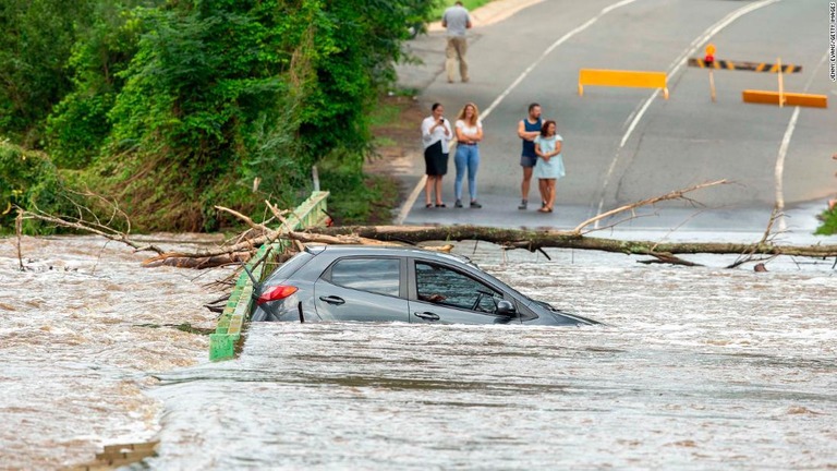 大雨のために水に沈んだ車両＝１０日、豪シドニー/Jenny Evans/Getty Images