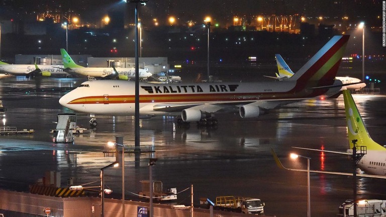 羽田空港に到着した米国のチャーター機＝１６日/Kazuhiro Nogi/AFP/Getty Images