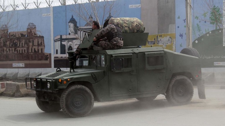 襲撃事件の発生後に警戒に当たる治安部隊/Sayed Khodaiberdi Sadat/Anadolu Agency/Getty Images