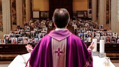 参加者を写真にしたイタリアの教会。多くの宗教行事がオンラインで行われている
