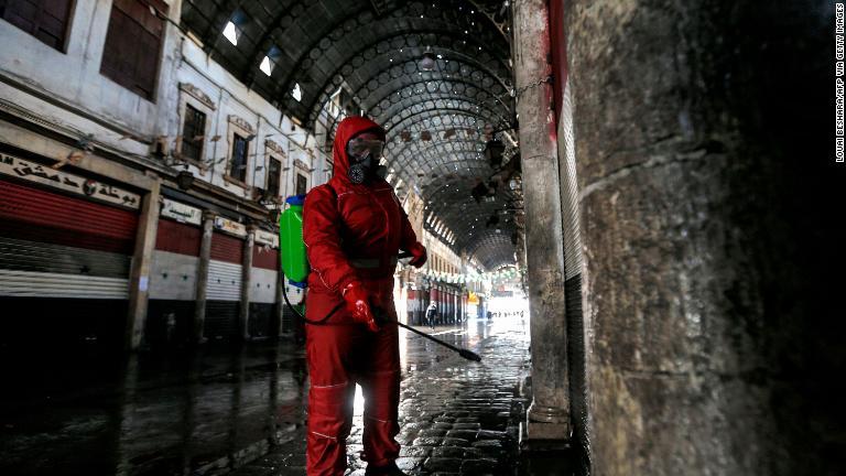 消毒作業をするシリア赤新月社のメンバー/Louai Beshara/AFP via Getty Images