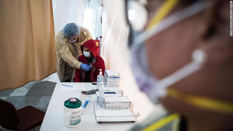 患者の診察を行う医師＝２０日、ニューヨーク/Misha Friedman/Getty Images