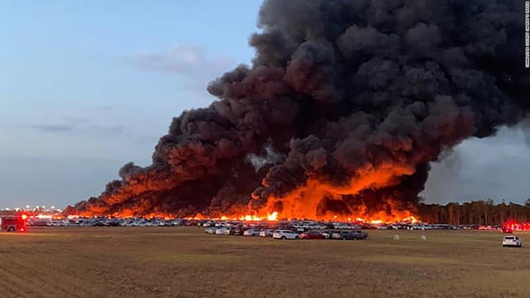 米フロリダ州のサウスウェスト・フロリダ空港にあるレンタカー置き場で火災。３５００台余りが焼失/Charlotte County Sheriff's Office