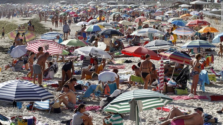 いつもはにぎわうビーチだが、今年の夏は予約制にしたり、海水浴客の距離をあけたりといった措置が導入される/Courtesy Diario de Arousa 