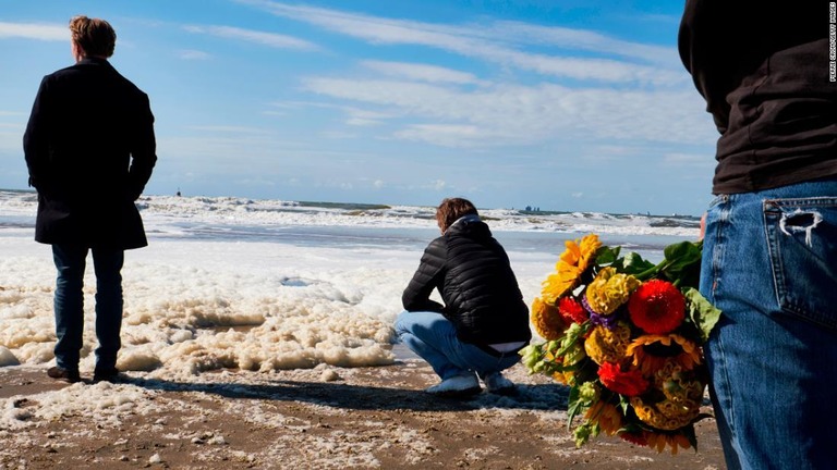 遺族や友人らが死亡した５人のサーファーを弔った/Pierre Crom/Getty Images