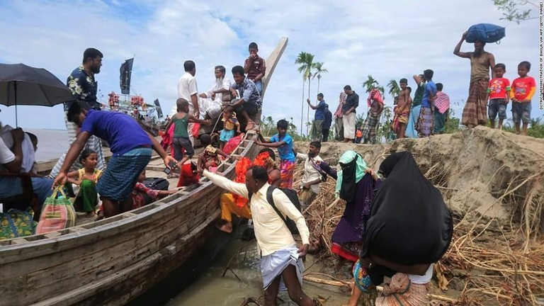 サイクロン「アンプン」の接近に伴い避難する住民＝１９日/District Administration of Bhola via AFP/Getty Images