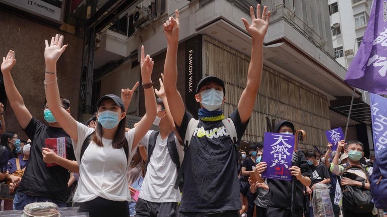 デモ隊は中国による香港国家安全法に抗議して繁華街の通りを行進した＝２４日/Vincent Yu/AP