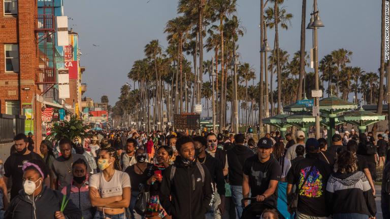 多くの人でにぎわう歩道＝カリフォルニア州/Apu Gomes/AFP/Getty Images