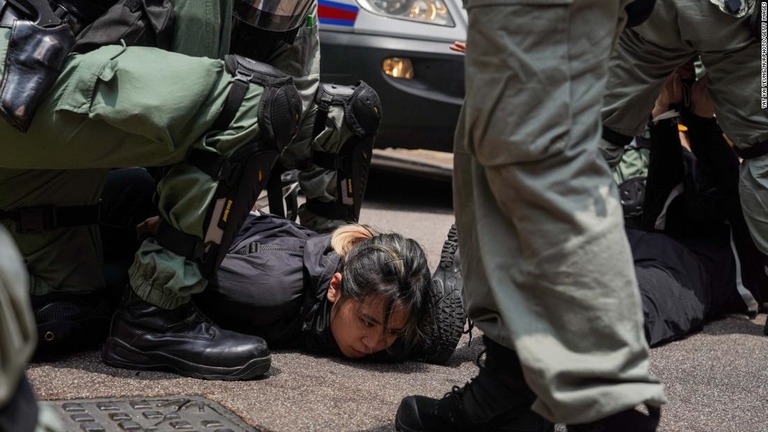 中国による「国家安全法」制定に対する抗議活動を機動隊が鎮圧/Yat Kai Yeung/NurPhoto/Getty Images