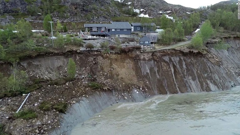 ノルウェーで地滑りが発生し、別荘など８棟が海へ流出する出来事があった/Anders Bjordal/NVE