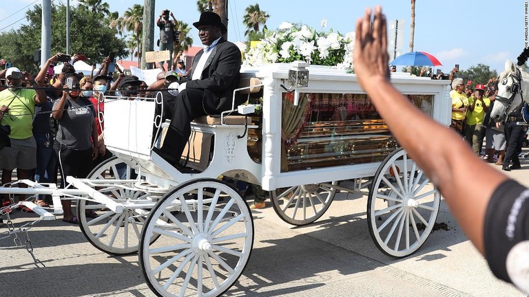 フロイドさんの遺体が納められたひつぎは馬車で埋葬地に運ばれた/Joe Raedle/Getty Images