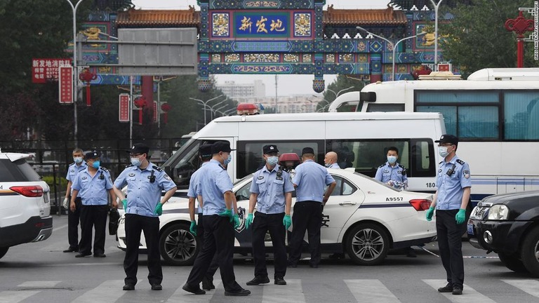 閉鎖された市場の入り口で警察が警戒に当たる様子/Greg Baker/AFP/Getty Images