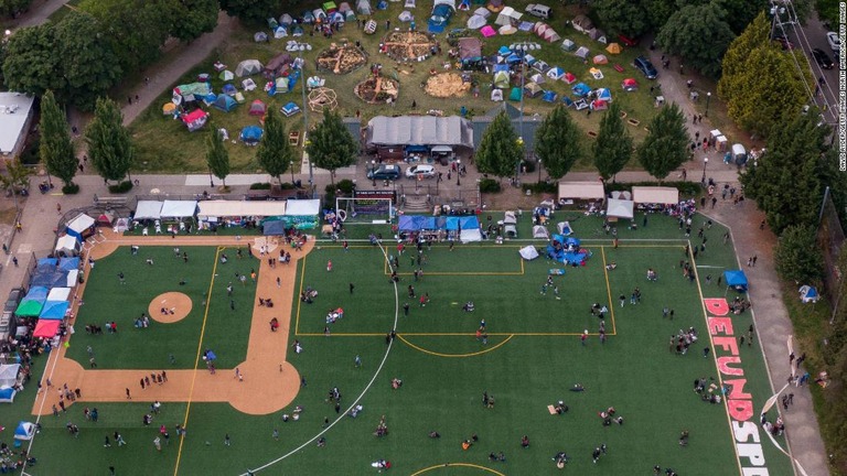 事件現場となった公園。デモ隊がつくった「自治区」の中にある/David Ryder/Getty Images North America/Getty Images