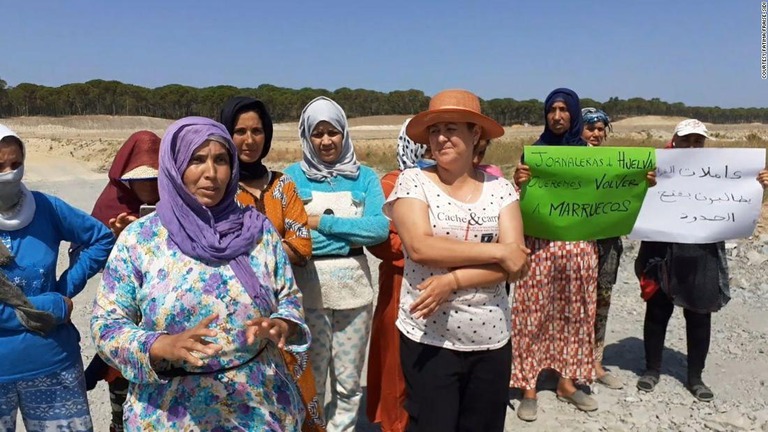 スペインへ出稼ぎに行った労働者がモロッコへ帰国させるよう求めている/courtesy Fatima Fraise-Sidi