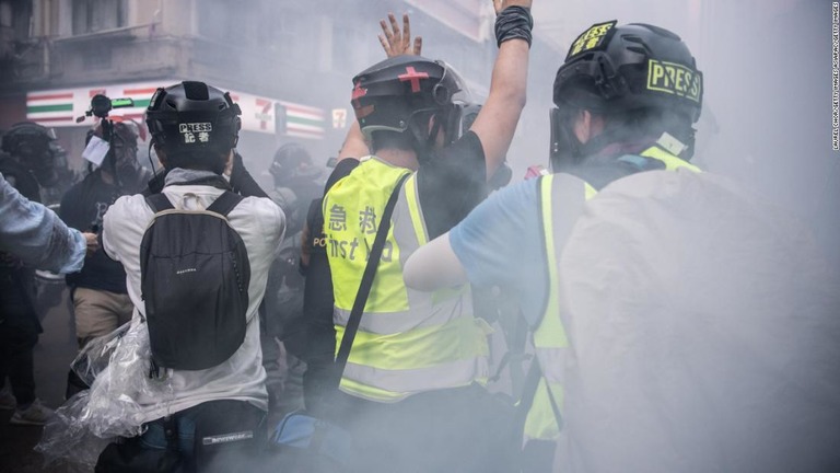 防護具を身につけ、香港でのデモの様子を報じるジャーナリストら＝２０１９年１０月/Laurel Chor/Getty Images AsiaPac/Getty Images