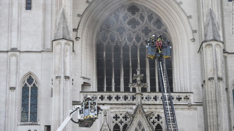 大聖堂で消火活動に当たる消防士たち＝７月１８日、ナント/Sebastien Salom-Gomis/AFP/Getty Images