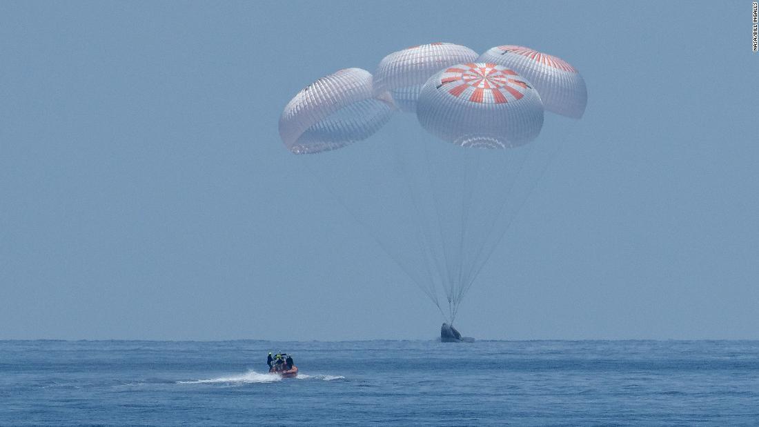 米有人宇宙船「クルードラゴン」、無事着水 Jp 3916