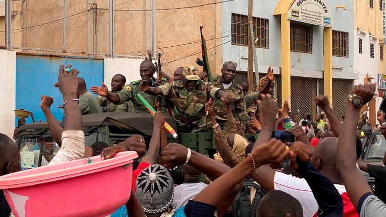 バマコの独立広場に到着したマリの兵士ら＝１８日、マリ/Malik Konate/AFP/Getty Images