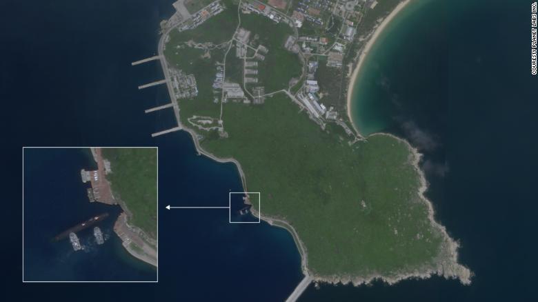 中国潜水艦が地下基地を使用する場面か、衛星写真が波紋
