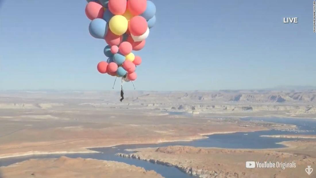 米奇術師のデビッド ブレイン 風船でアリゾナ砂漠上空を飛行 Cnn Co Jp