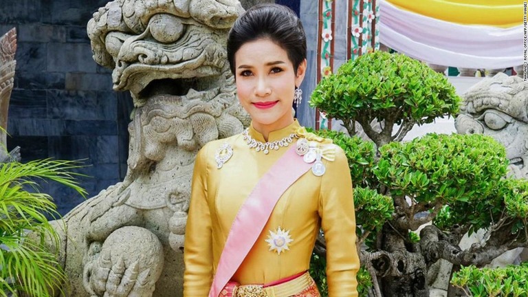 タイ国王の配偶者の称号を再び授与されるシニーナート・ウォンバジラパクディさん/Thailand's Royal Office/AFP/Getty Images