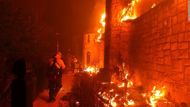 米カリフォルニア州で大規模な山火事が発生し、有名なワイナリーが焼失した/Justin Sullivan/Getty Images 