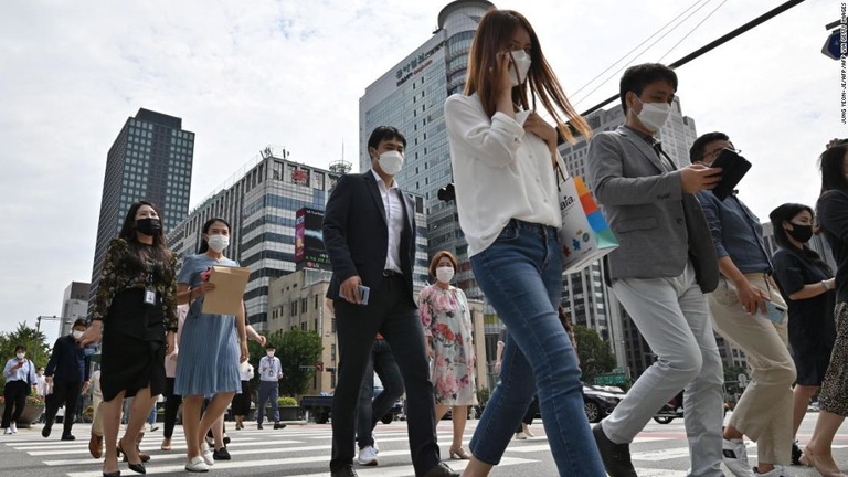 韓国でマスクの着用が義務付けられる/JUNG YEON-JE/AFP/AFP via Getty Images